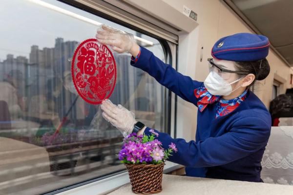 新入职的“00后”高铁乘务员坦言……