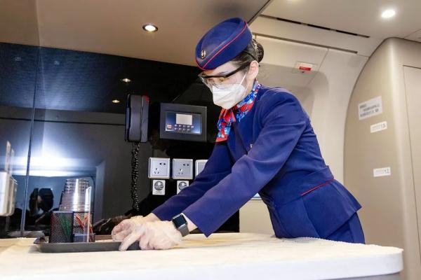 新入职的“00后”高铁乘务员坦言……
