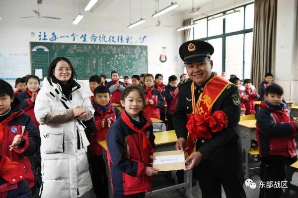 他荣立二等功后回到母校，一个举动引来如潮点赞！
