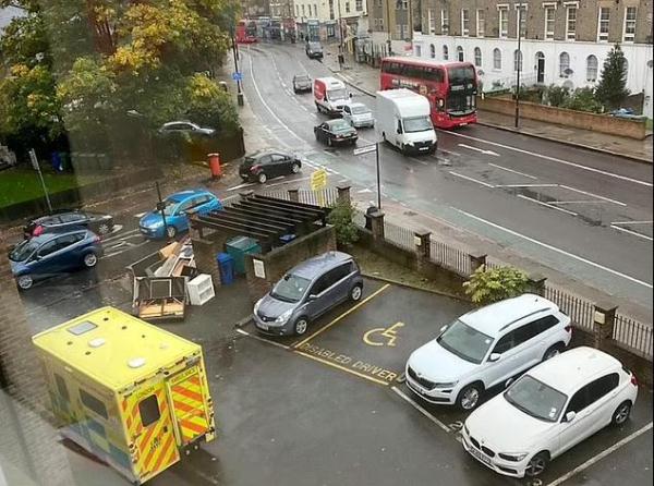 没人管？邻居抱怨“有恶臭”两年后，伦敦一公寓发现61岁妇女尸体