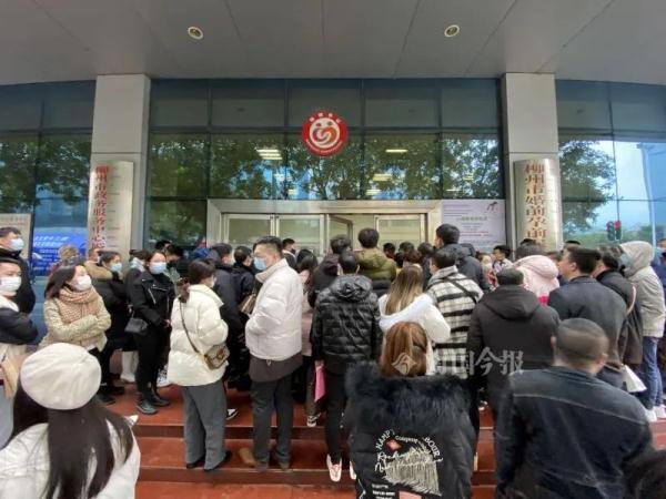 “爱”最多的日子，柳州新人“扯证”秀甜蜜！婚登中心提醒……