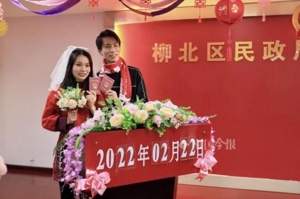 “爱”最多的日子，柳州新人“扯证”秀甜蜜！婚登中心提醒……