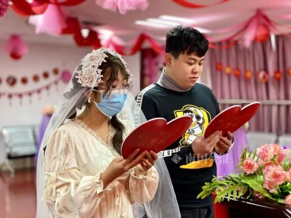 “爱”最多的日子，柳州新人“扯证”秀甜蜜！婚登中心提醒……