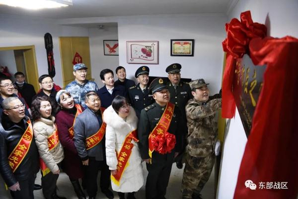 他荣立二等功后回到母校，一个举动引来如潮点赞！