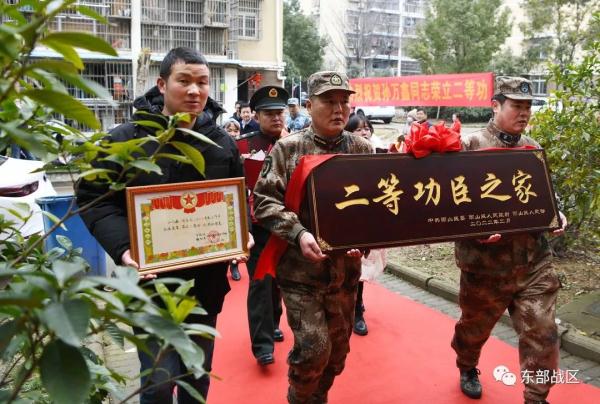 他荣立二等功后回到母校，一个举动引来如潮点赞！