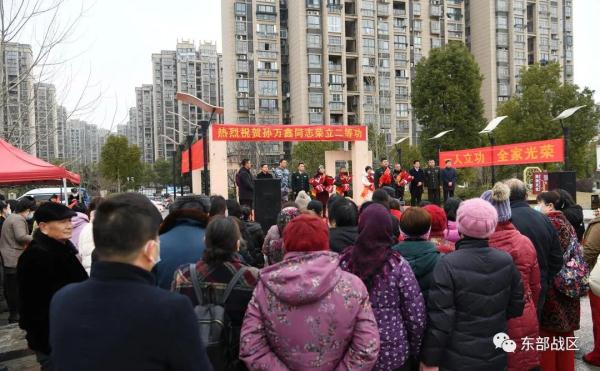 他荣立二等功后回到母校，一个举动引来如潮点赞！