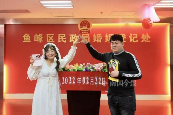 “爱”最多的日子，柳州新人“扯证”秀甜蜜！婚登中心提醒……