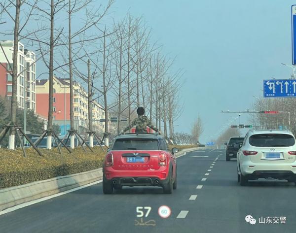 太危险！孩子天窗探身玩耍，车还在行驶……