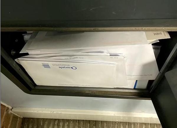 没人管？邻居抱怨“有恶臭”两年后，伦敦一公寓发现61岁妇女尸体