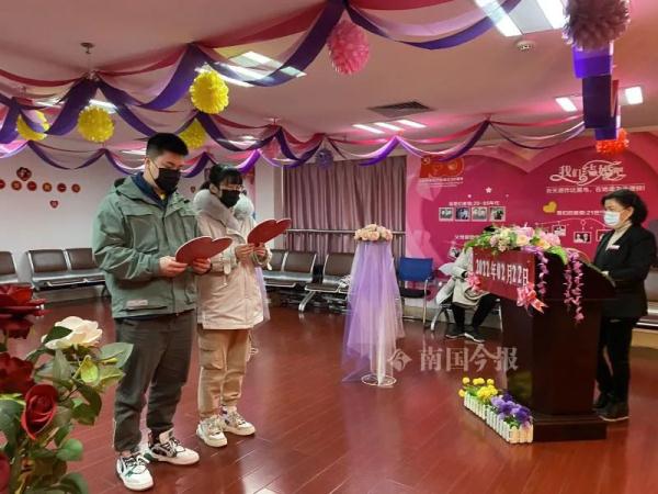 “爱”最多的日子，柳州新人“扯证”秀甜蜜！婚登中心提醒……