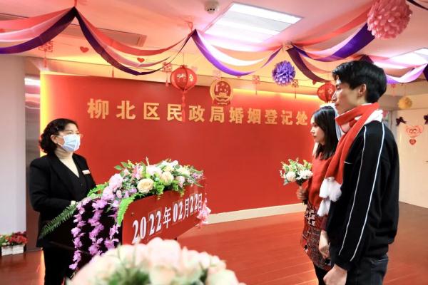 “爱”最多的日子，柳州新人“扯证”秀甜蜜！婚登中心提醒……