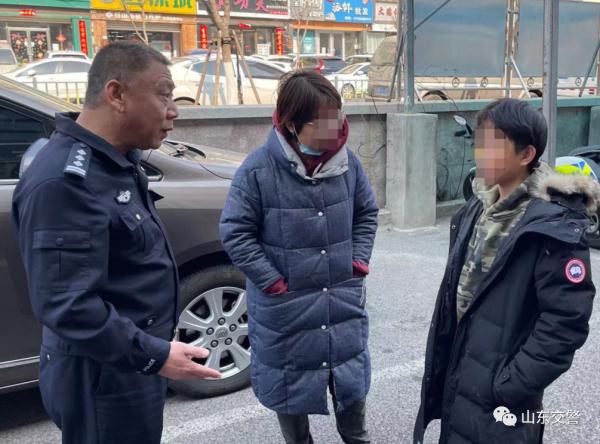 太危险！孩子天窗探身玩耍，车还在行驶……