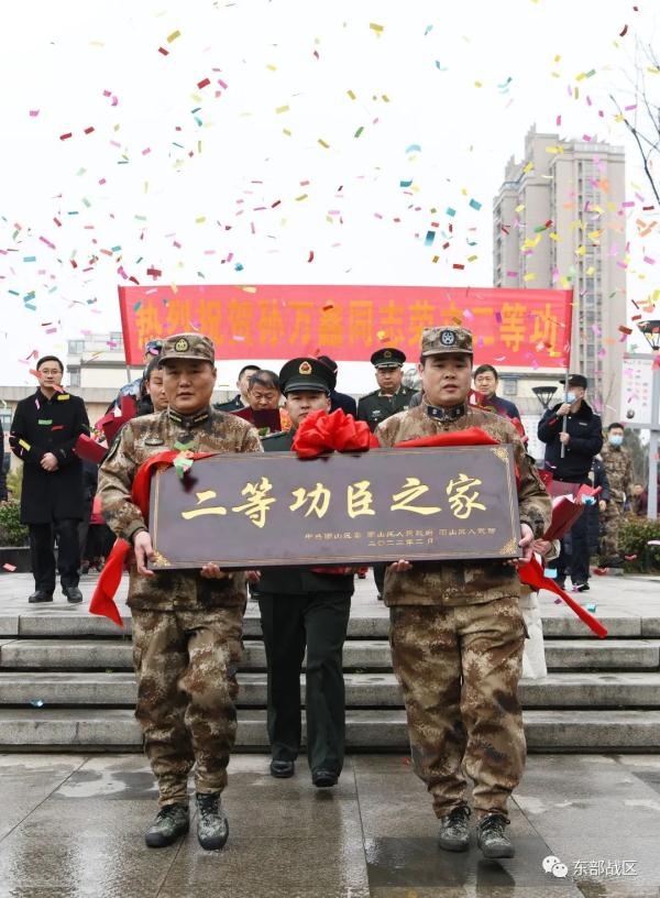 他荣立二等功后回到母校，一个举动引来如潮点赞！