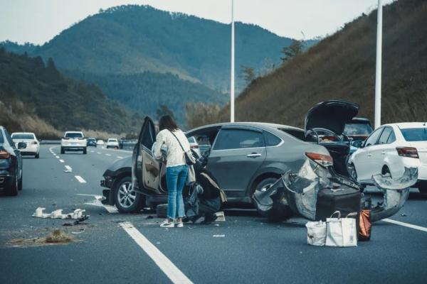 提醒開車時聽到這2種聲音馬上停車別開了