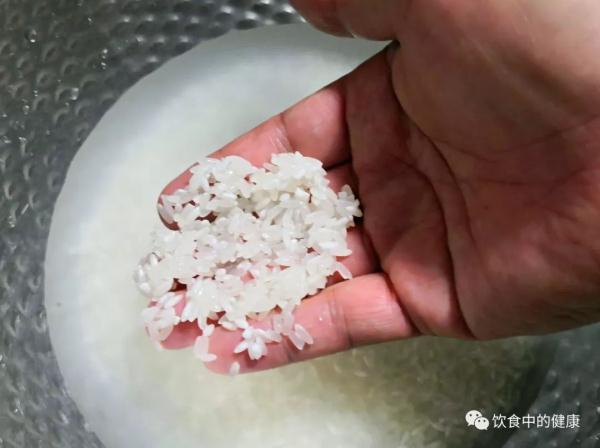 蒸米饭时,需要放盐还是放油?很多人都做错了,难怪米饭不好吃 蒸米饭时,需要放盐还是放油?很多人都做错了,难怪米饭不好吃