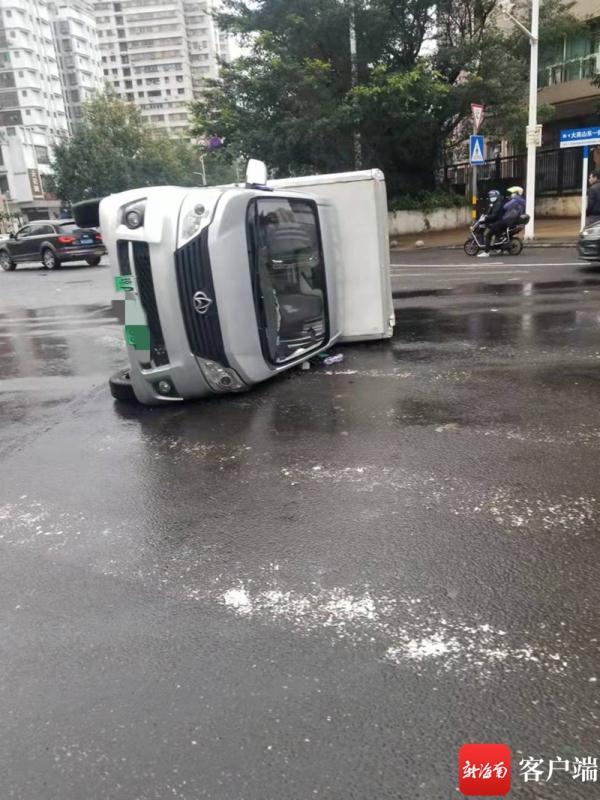 海口两车相撞后小货车侧翻雨天路滑经过路口记得减速慢行