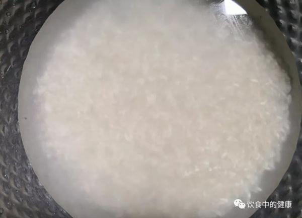 蒸米饭时,需要放盐还是放油?很多人都做错了,难怪米饭不好吃 蒸米饭时,需要放盐还是放油?很多人都做错了,难怪米饭不好吃