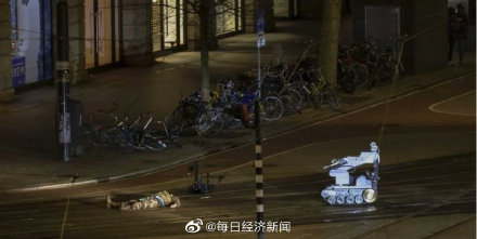 荷兰:男子抢苹果店劫持人质要2亿欧元赎金 警方开车将其撞倒 荷兰:男子抢苹果店劫持人质要2亿欧元赎金 警方开车将其撞倒