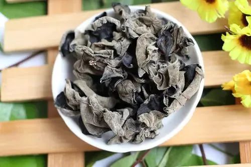 多吃黑木耳好处多，黑木耳千万不能与什么一起吃呢？