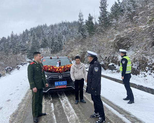 警车开道一小时，贵州一兵哥哥婚礼超有“排面”！知道真相后……
