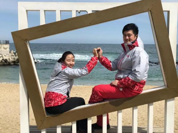 神仙爱情！韩国冰壶队长为爱远赴上海执教，丈夫神似周润发...