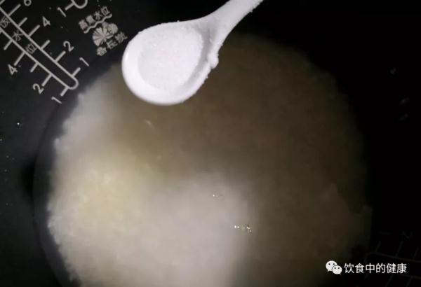 蒸米饭时,需要放盐还是放油?很多人都做错了,难怪米饭不好吃 蒸米饭时,需要放盐还是放油?很多人都做错了,难怪米饭不好吃