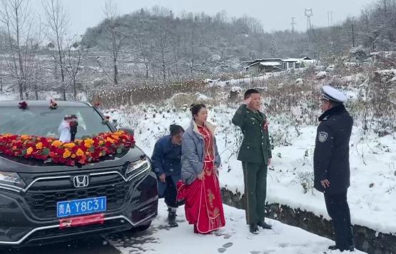 警车开道一小时，贵州一兵哥哥婚礼超有“排面”！知道真相后……