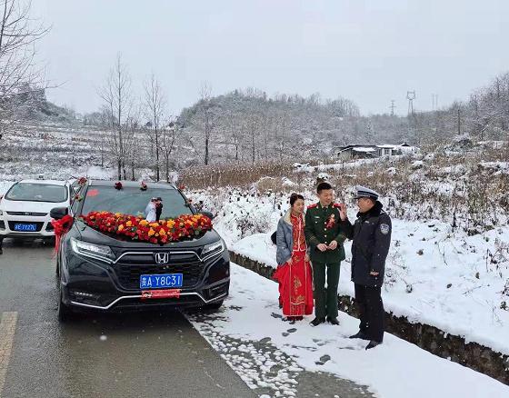 警车开道一小时，贵州一兵哥哥婚礼超有“排面”！知道真相后……
