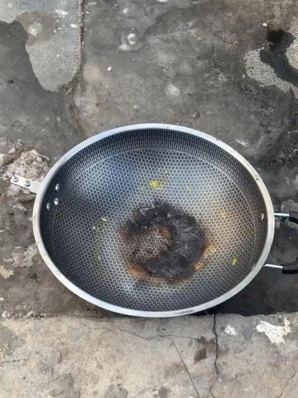 电视购物买的不粘锅第一次就粘住了,男子愤而砸锅