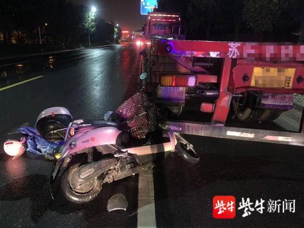 大货车路边随意违停，电动车追尾货车被判担主责