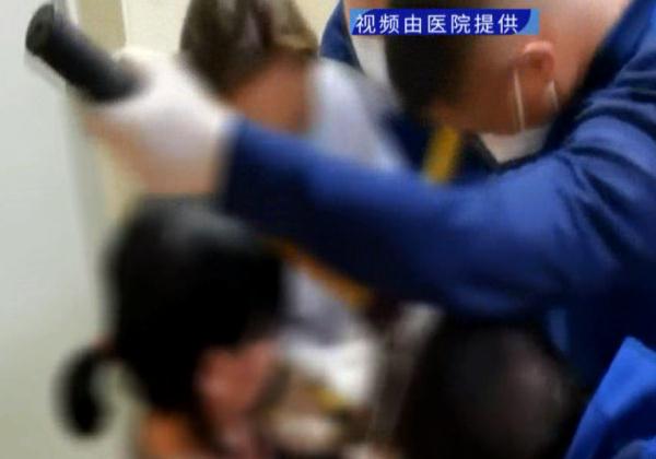 3岁女孩拿着筷子奔跑玩耍，不小心摔倒，结果扎入脸部