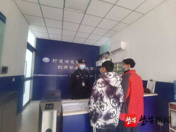 兄弟俩派出所“举报”亲妈 ，求助民警及时止损