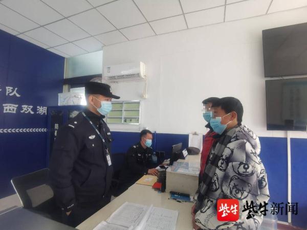 兄弟俩派出所“举报”亲妈 ，求助民警及时止损