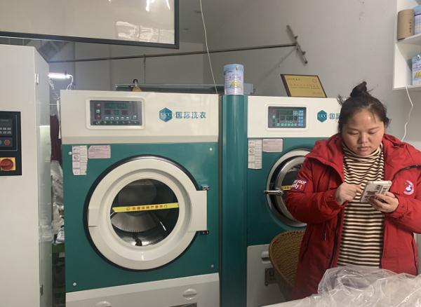 5件衣服洗坏2件，女子怒给差评！洗衣店：是衣服的材质问题