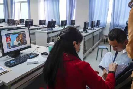 考上同济研究生无臂少年通过法考,下一个目标是读博 考上同济研究生无臂少年通过法考,下一个目标是读博