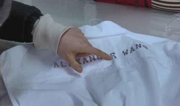 5件衣服洗坏2件，女子怒给差评！洗衣店：是衣服的材质问题