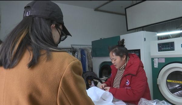 5件衣服洗坏2件，女子怒给差评！洗衣店：是衣服的材质问题