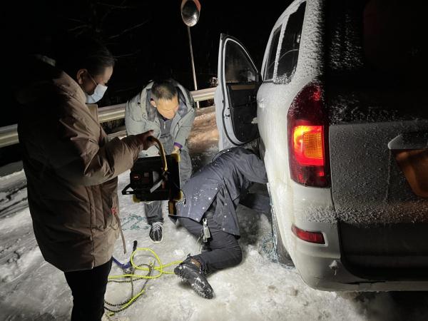 重庆夫妻被困雪夜湘西挨饿受冻几小时，直到遇上这对辅警夫妻