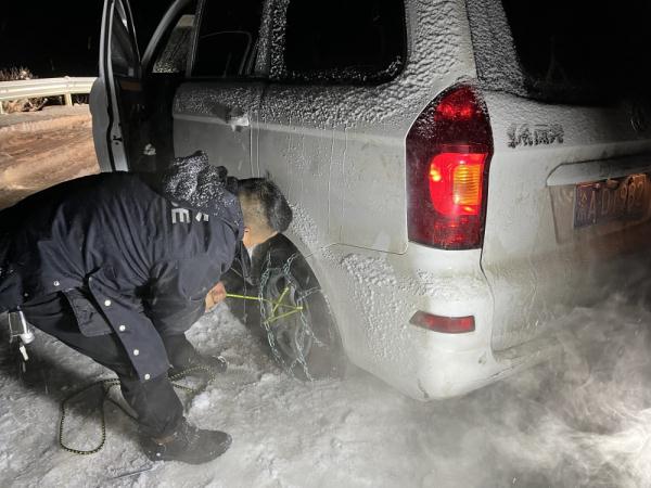 重庆夫妻被困雪夜湘西挨饿受冻几小时，直到遇上这对辅警夫妻