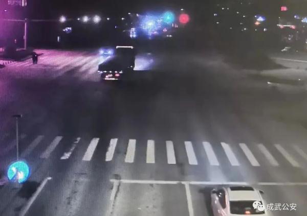 大货车夜晚闯红灯？菏泽交警：罚款200元、记6分