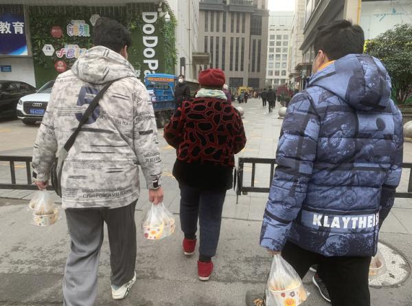 发生在合肥街头的一幕，太暖！