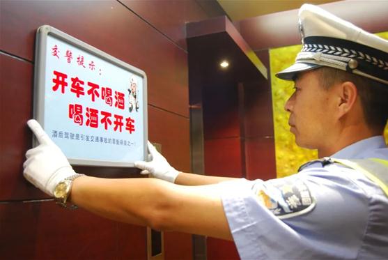 如此坑娃，男子醉驾被查，竟然还要打游戏？