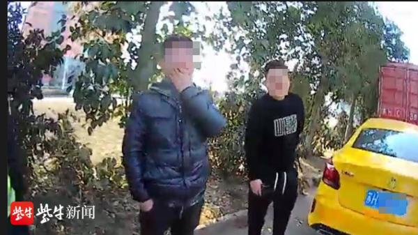 男子朋友圈炫耀“酒后”驾车被同事举报,结局反转:XO酒瓶装的饮料 男子朋友圈炫耀“酒后”驾车被同事举报,结局反转:XO酒瓶装的饮料