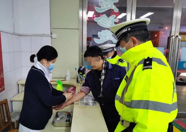 奇葩！临沂一男子醉驾被查，竟掏出现金想贿赂民警