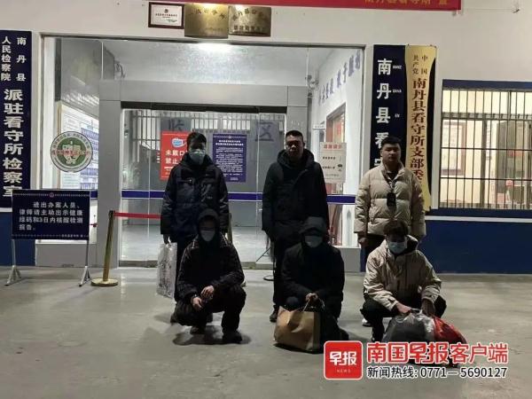 男子被抢走11万元，警方一查，竟是一笔“黑钱”！
