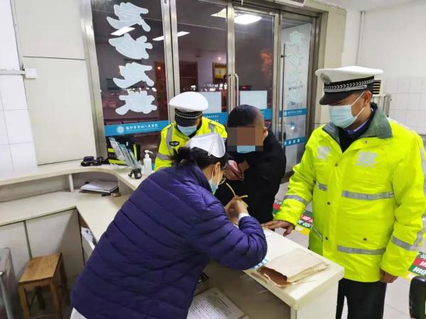 奇葩！临沂一男子醉驾被查，竟掏出现金想贿赂民警