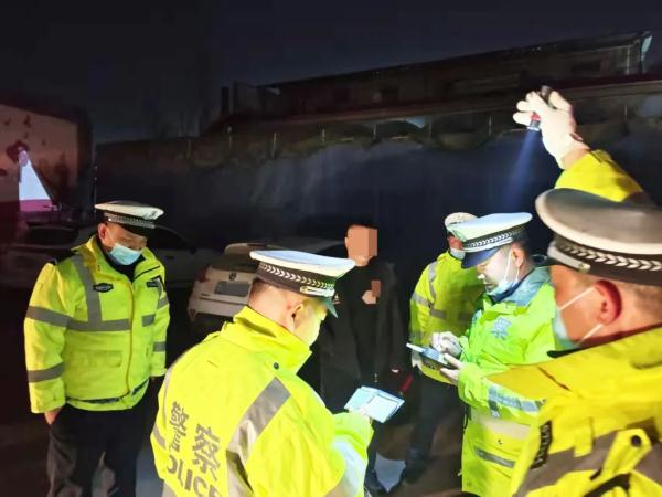 奇葩！临沂一男子醉驾被查，竟掏出现金想贿赂民警
