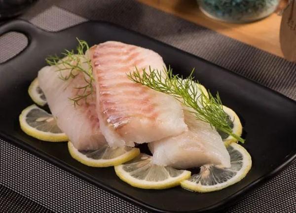 鱼肉是癌症的“发物”吗？消化科医生建议：这6物，能不吃就不吃