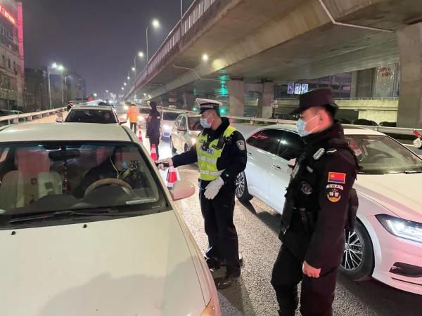 奇葩！临沂一男子醉驾被查，竟掏出现金想贿赂民警