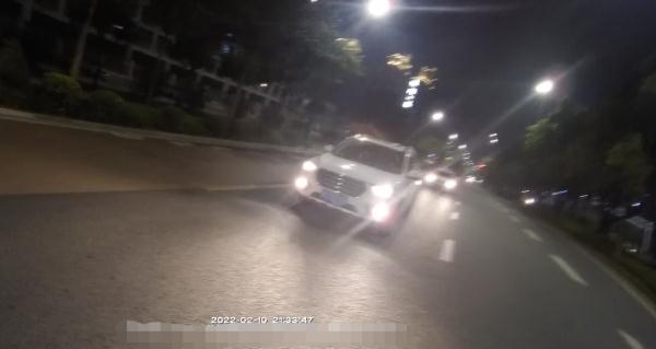 夫妇在珠海大道临时停车做这件事，导致丈夫被拘留……